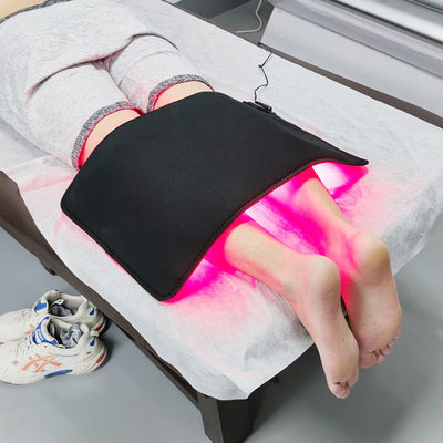 Nieprzechylona podkładka do terapii światłem na podczerwień w kolorze czerwonym 56x32 cm